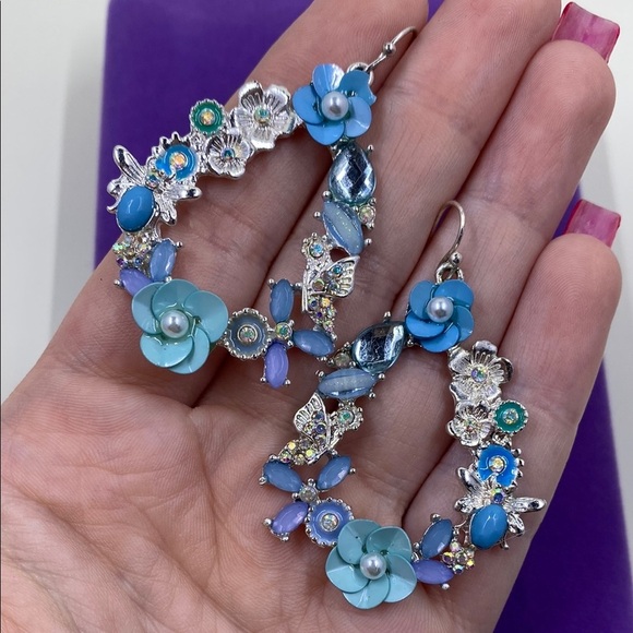 💛 Whimsical Blue Floral & Butterfly Drop Earrings - Picture 5 of 6